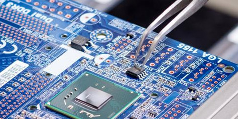 Imagem de: Como funciona uma fábrica de computadores e tablets?