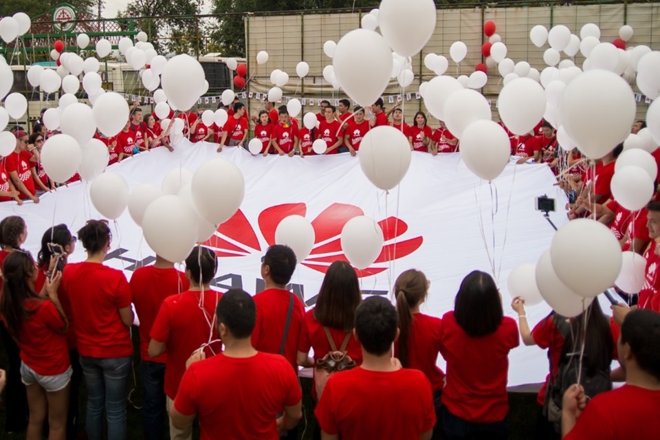 Imagem de: Huawei paga bônus generoso a funcionários por superar crise contra EUA