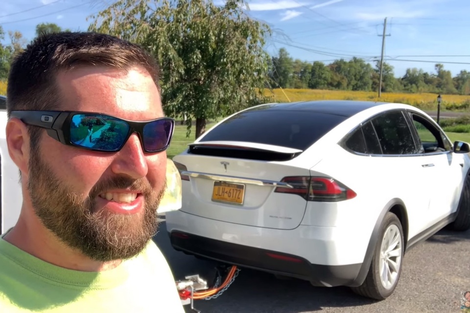 Imagem de: Motorista cria 'bateria externa' para Model X e pode ser processado