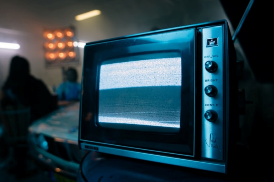 Imagem de: TV de tubo antiga derrubava internet de vila britânica todo dia