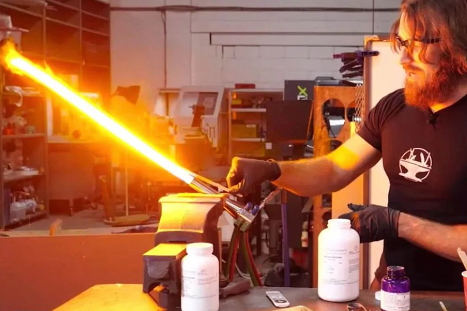Imagem de: Engenheiros criam sabre de luz de verdade capaz de cortar aço