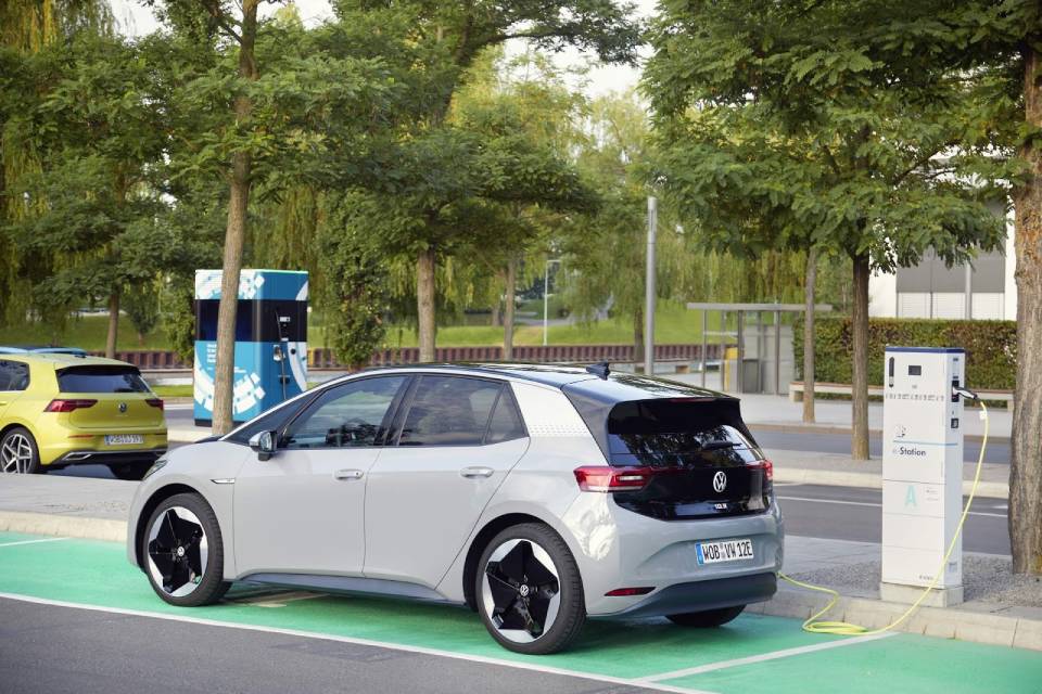 Imagem de: Volkswagen triplica venda de carros elétricos em 2020