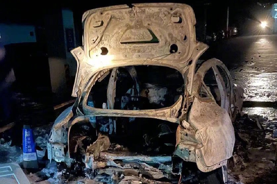 Imagem de: Tesla Model 3 explode e pega fogo em estacionamento na China