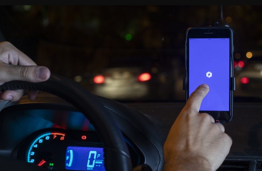 Imagem de: Uber inicia testes de gravação de vídeo por motoristas no Brasil