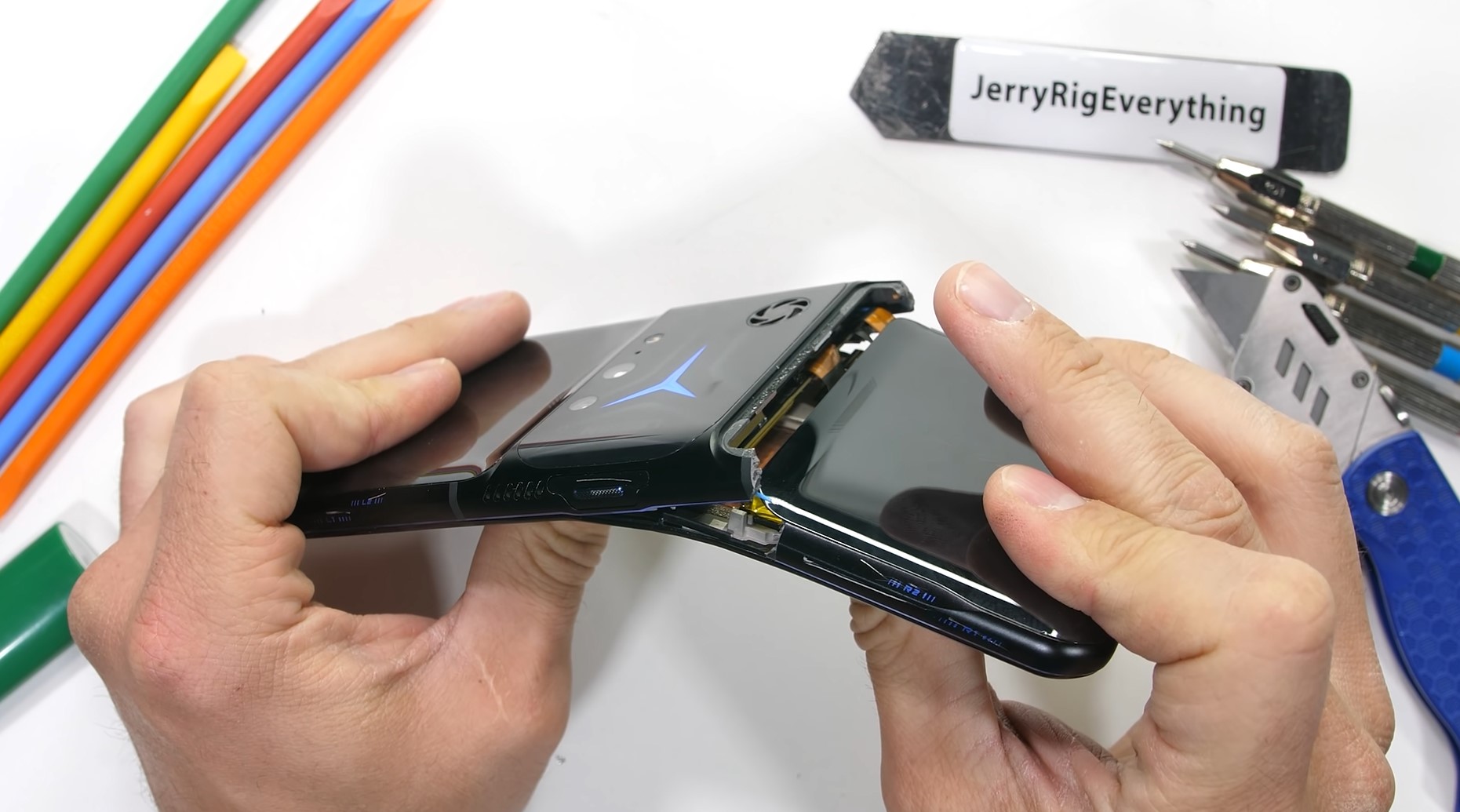 Imagem de: Teste: celular gamer da Lenovo quebra ao meio em apenas 2 segundos