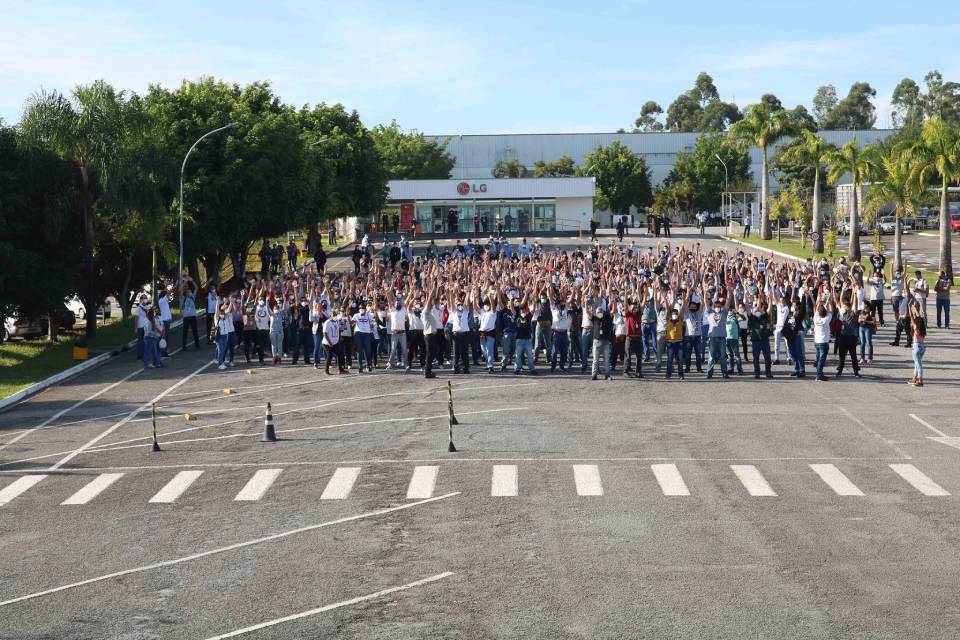 Imagem de: LG fechando fábrica: funcionários recusam proposta e greve continua