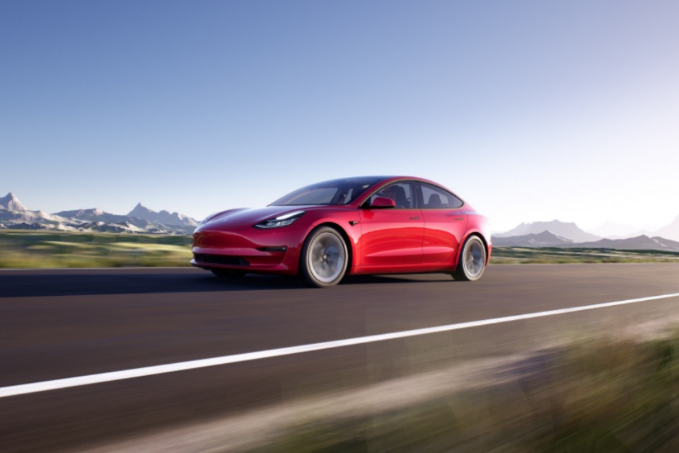 Imagem de: Tesla Model 3 é salvo de engavetamento por frenagem automática