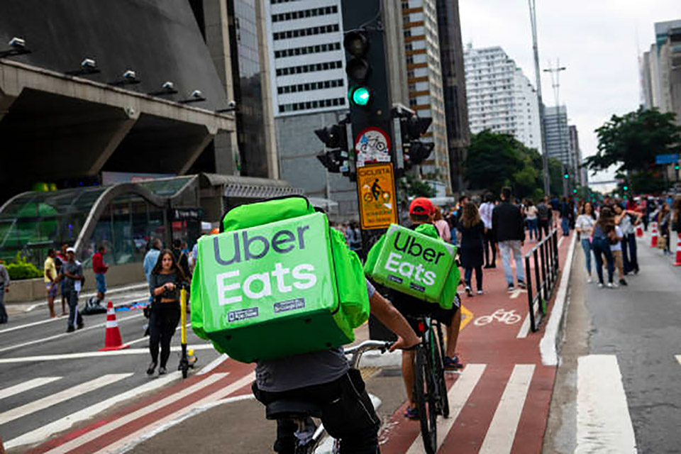 Imagem de: Prefeito de SP sanciona lei com nova taxa para Uber e iFood