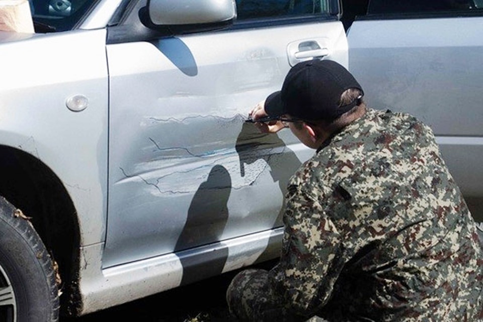 Imagem de Russo transforma amassado em carro em uma obra de arte no tecmundo