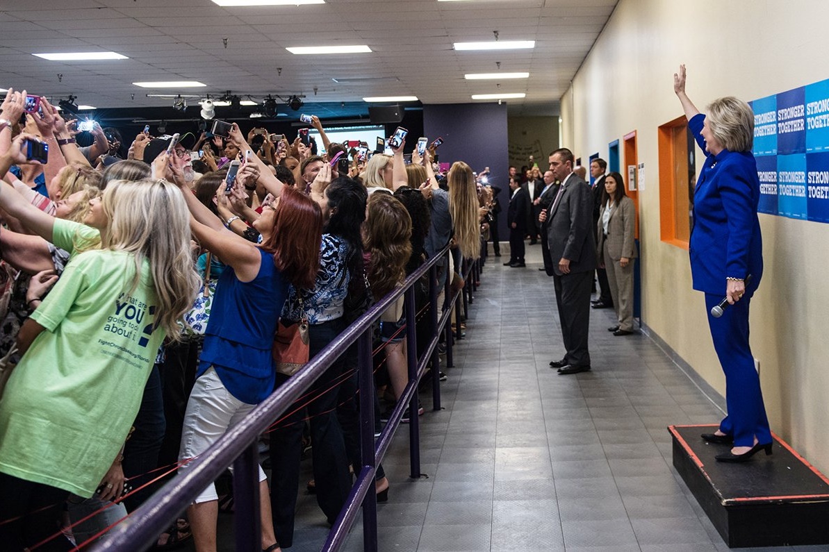 Imagem de Milhares dão as costas para Hillary Clinton e "por trás da selfie" viraliza no tecmundo