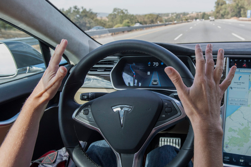 Imagem de Sistema Autopilot da Tesla vai alertar motorista que estiver desatento no tecmundo
