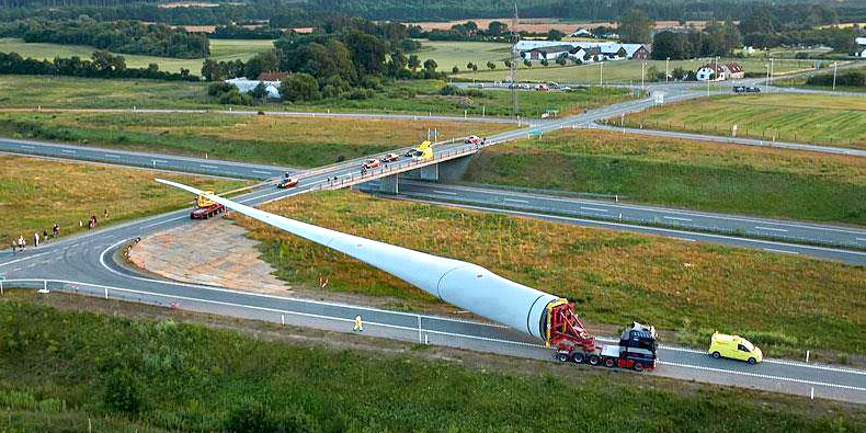 Imagem de Lâmina de turbina eólica de 83 metros é transportada por caminhões no site TecMundo