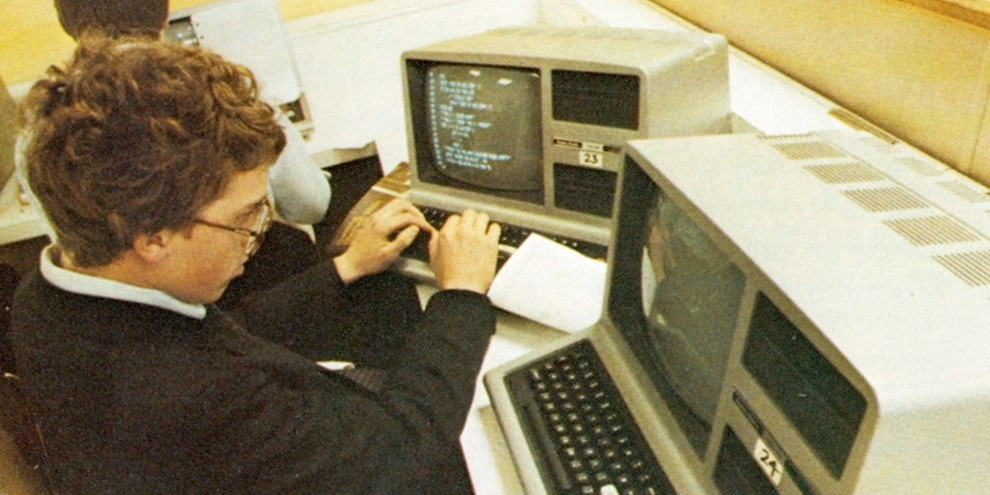 Imagem de Como eram os computadores e mainframes na década de 1980 no site TecMundo