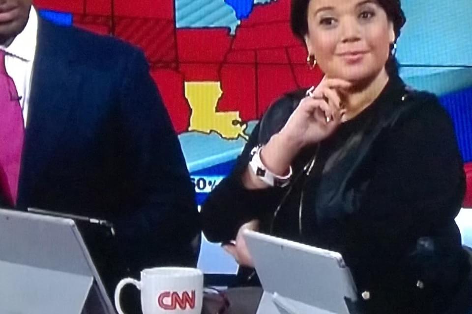Imagem de Jornalistas da CNN usam Surface Pro 3 como apoio do iPad no site TecMundo