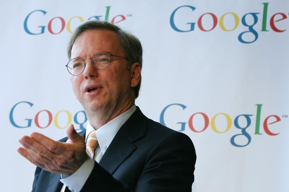 Imagem de Eric Schmidt, da Google, diz que Steve Jobs é um dos seus heróis no site TecMundo