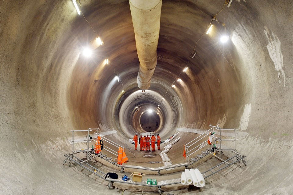 Imagem de Veja um drone voar pelos novos e impressionantes túneis do metrô de Londres no site TecMundo