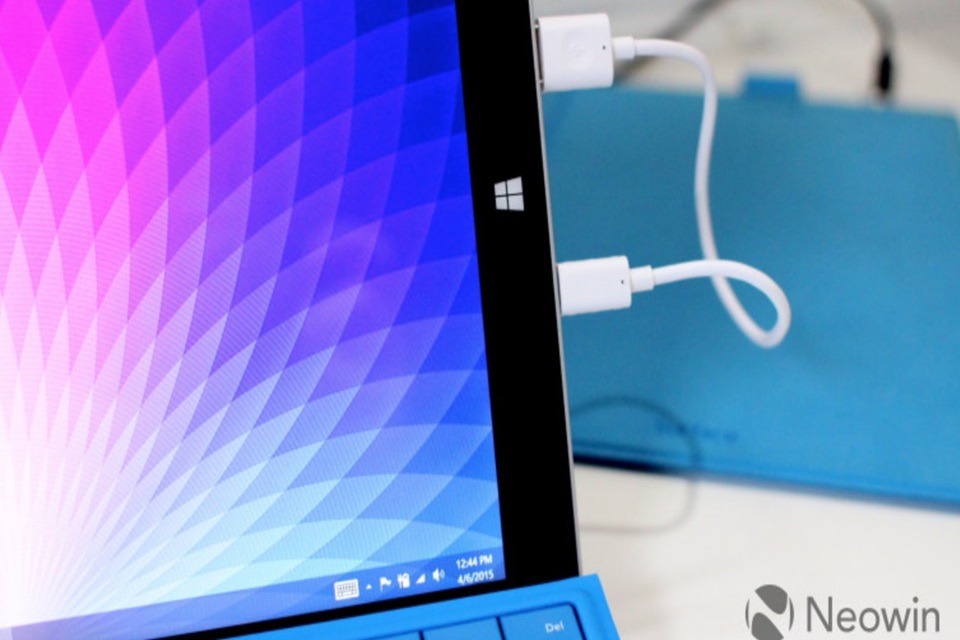 Imagem de O que acontece se você plugar um Surface 3 nele mesmo? Bateria infinita! no tecmundo
