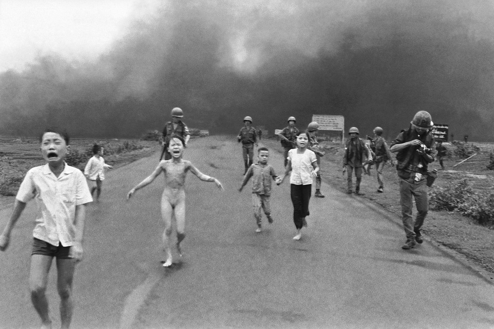 Imagem de Facebook apaga foto famosa da Guerra do Vietnã e recebe críticas pelo mundo no tecmundo