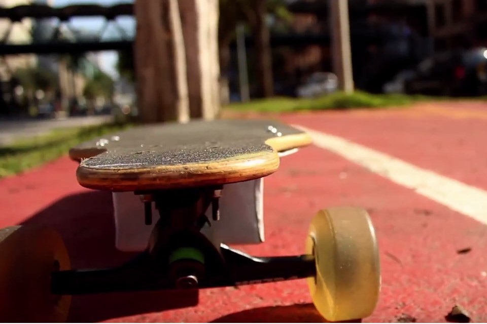 Imagem de "Eu que fiz": Brasileiro cria skate elétrico totalmente sozinho em casa no tecmundo