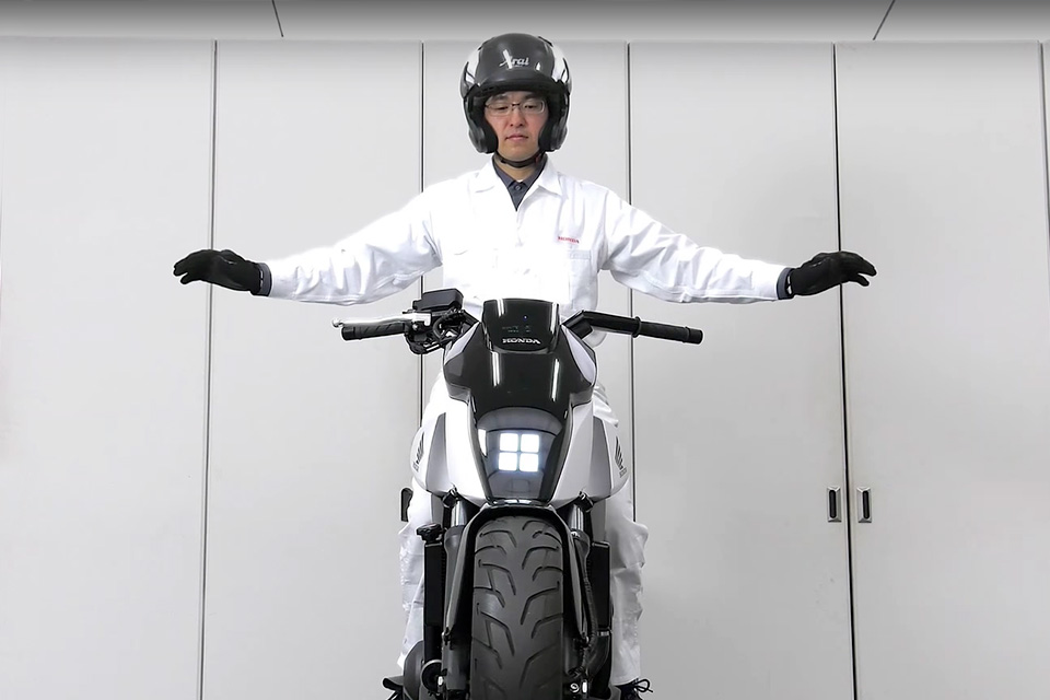 Imagem de Mais uma: Honda também tem uma moto que se equilibra (e anda!) sozinha no tecmundo