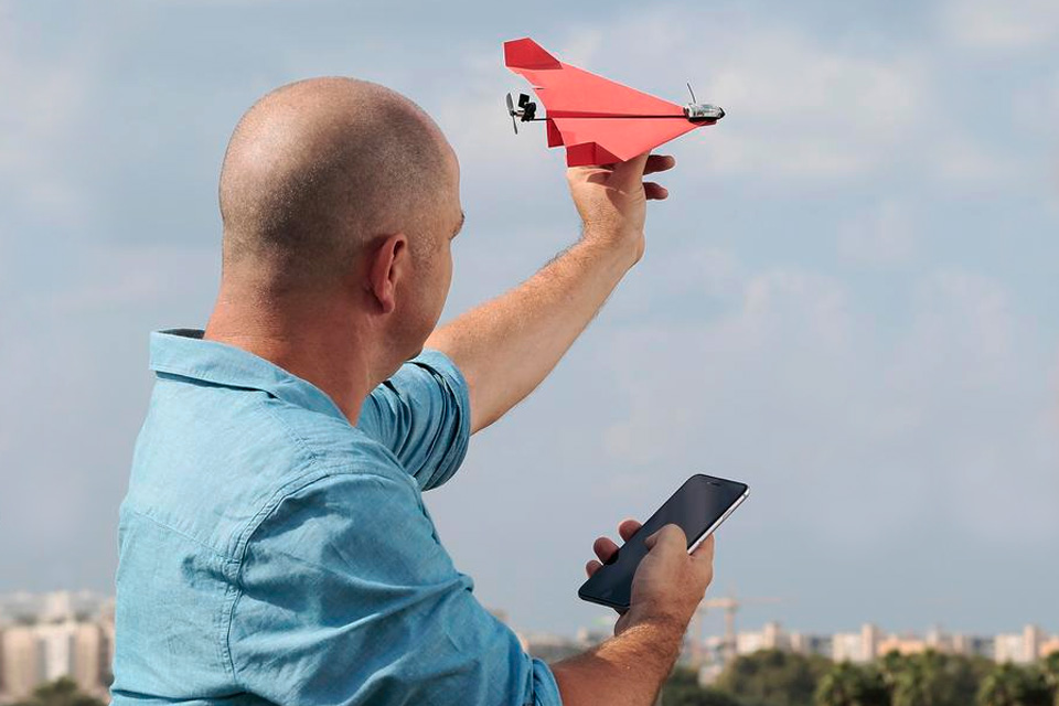 Imagem de Já pensou em um avião de papel controlado pelo celular? Pois ele existe no tecmundo
