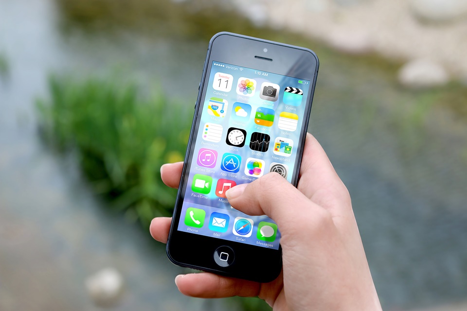 Imagem de iPhone passa a avisar quando a bateria do aparelho precisa ser substituída no tecmundo