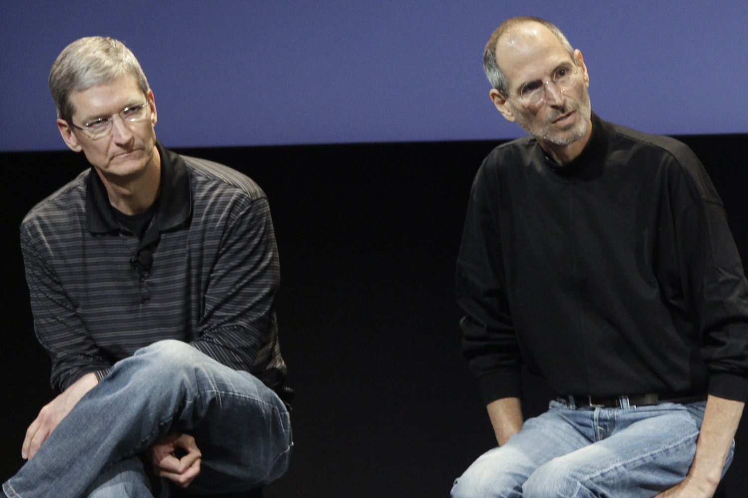 Imagem de IA diz que discursos de Stve Jobs e Tim Cook são escritos pela mesma pessoa no tecmundo
