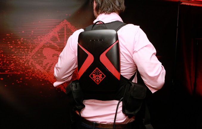 Um homem vestindo uma mochila.