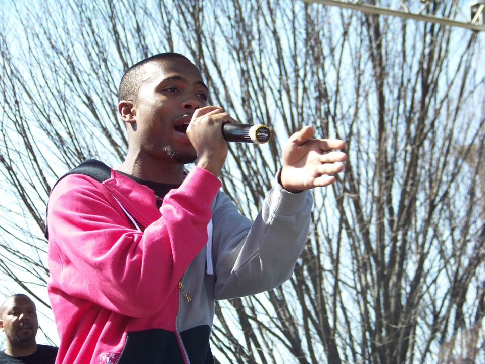 Rapper busca doações para comprar satélites e provar que a Terra é plana B-o-b-26151101830223