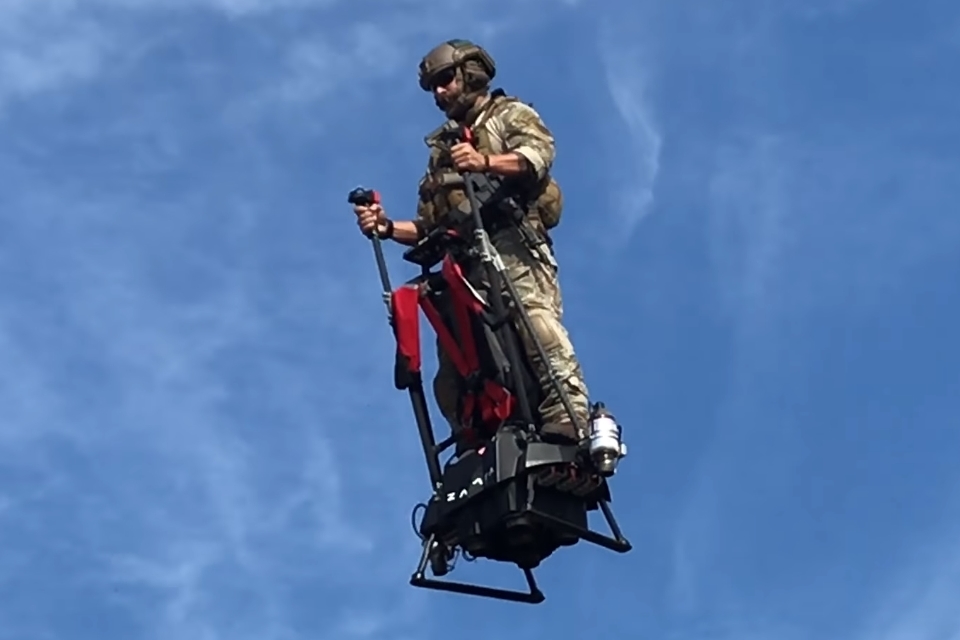 Imagem de Veja como é pilotar o novo hoverboard capaz de voar a até 3 km de altura no tecmundo