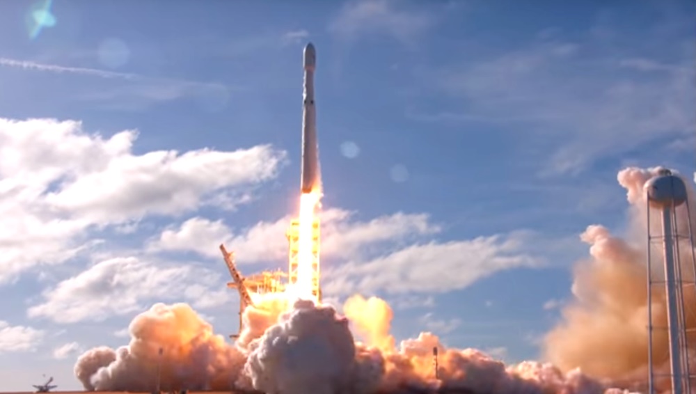 “Falcon Heavy pode lançar coisas além de Plutão”, diz Elon Musk em coletiva Falcon-heavy-spacex-07112442740581