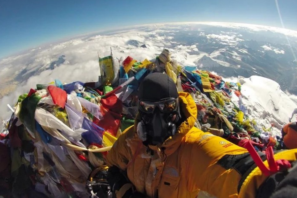 Imagem de Quer zoar um terraplanista? Mostre esta selfie clicada no Everest a ele! no tecmundo