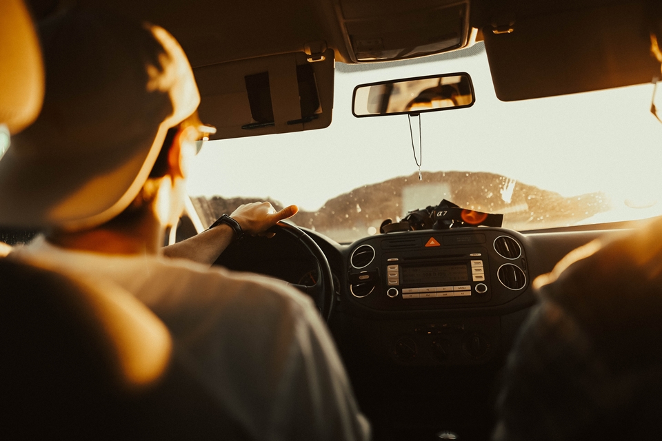Imagem de Veja um comparativo de preços entre pedir um Uber e alugar um carro no tecmundo