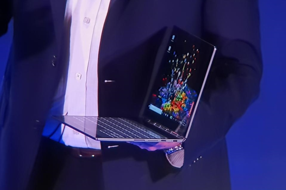 Imagem de Lenovo exibe o Yoga Book, seu novo notebook com duas telas no tecmundo