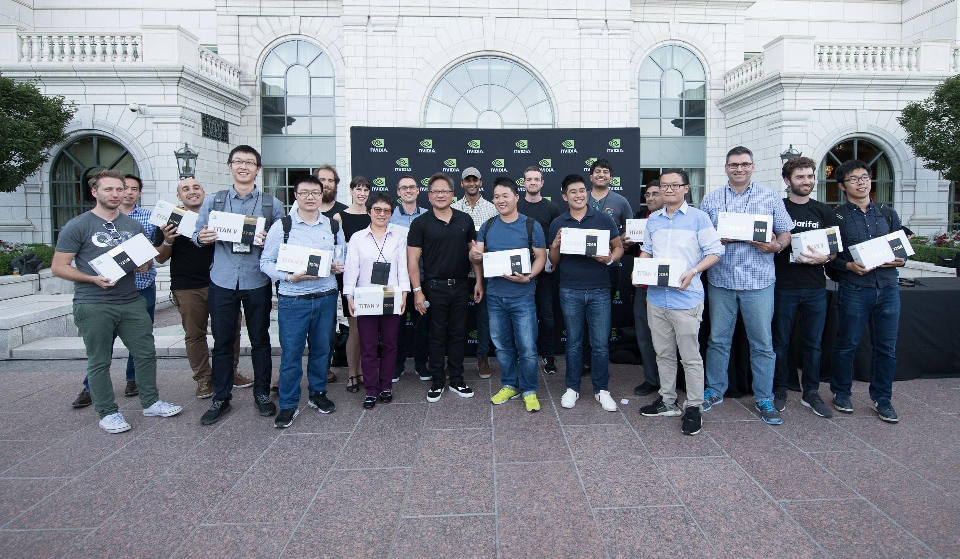 CEO da Nvidia doa 20 placas especiais Titan V de 32 GB para pesquisa de IA Nvidia-21111136248676