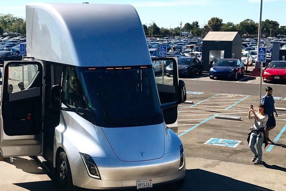 Imagem de Surpresa! Caminhão Tesla Semi aparece em fábrica e faz sucesso no tecmundo