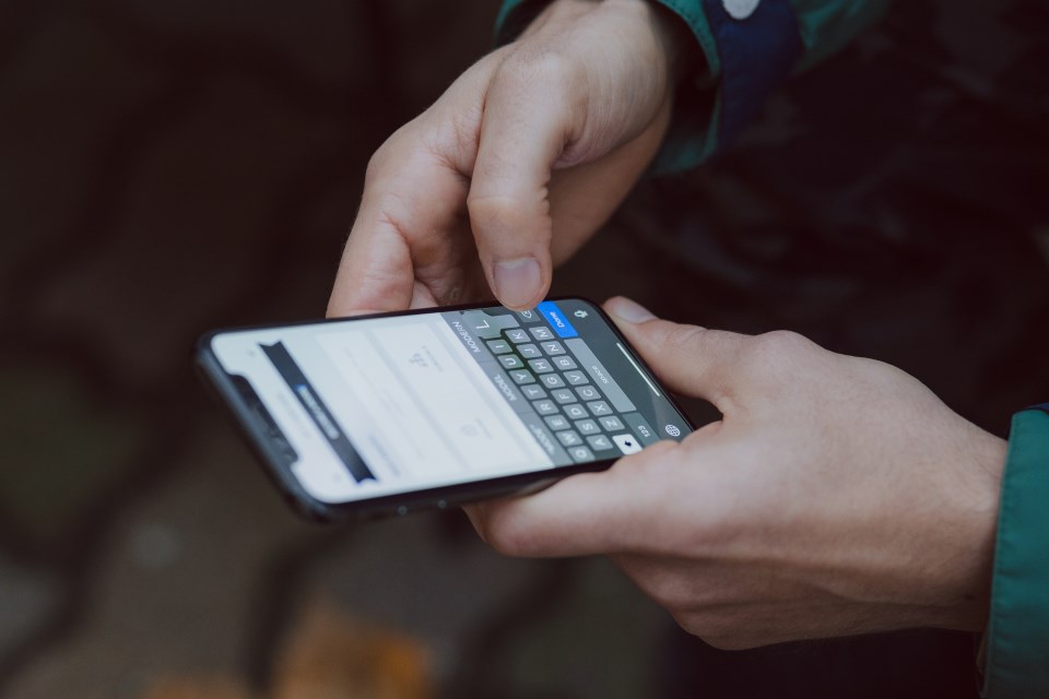 Imagem de Não fui eu, foi o corretor! Veja como melhorar esse recurso no Android no tecmundo