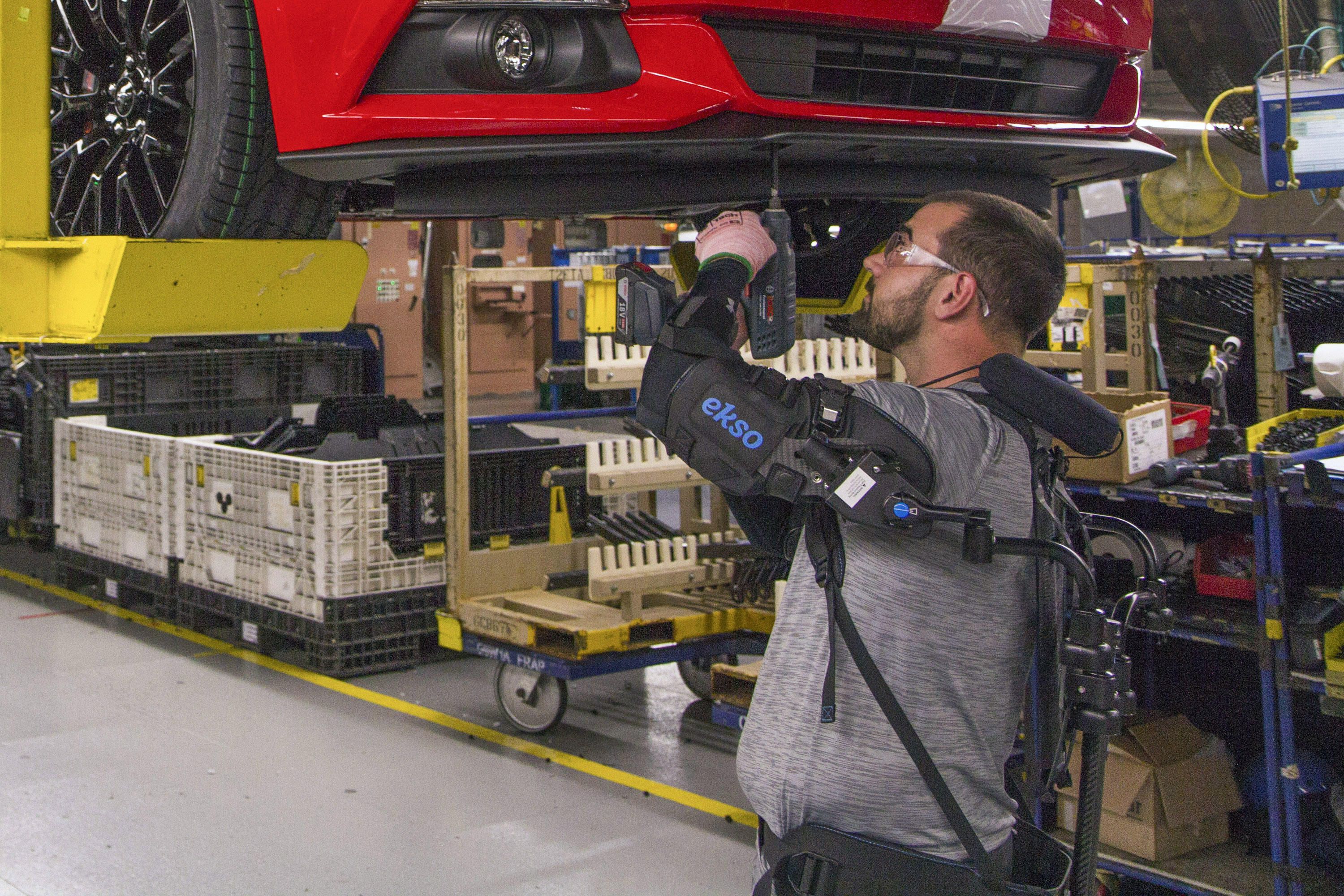 Imagem de Funcionários da Ford usam exoesqueleto para evitar lesões no trabalho no tecmundo