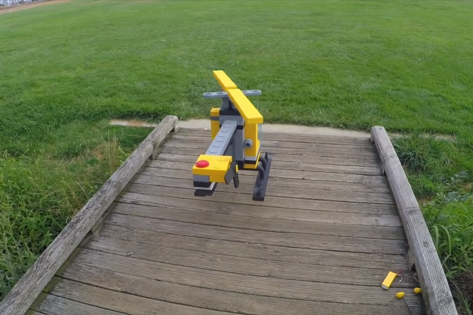 Imagem de Homem cria um helicóptero inspirado nos brinquedos da LEGO no tecmundo