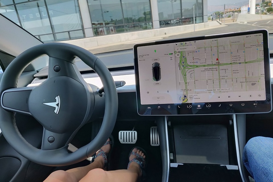 Imagem de Aleluia! Telas do painel de carros da Tesla vão reproduzir vídeos em breve no tecmundo