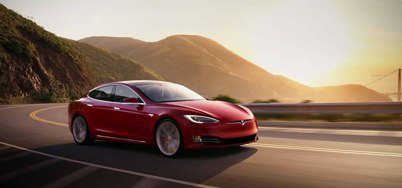 Imagem de Carro da Tesla sai voando e acerta estacionamento de escola nos EUA no tecmundo
