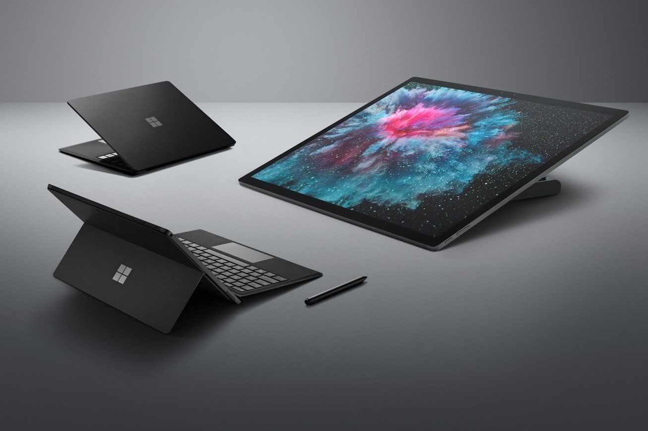 Imagem de Família Surface com acabamento em preto vaza antes do lançamento no tecmundo