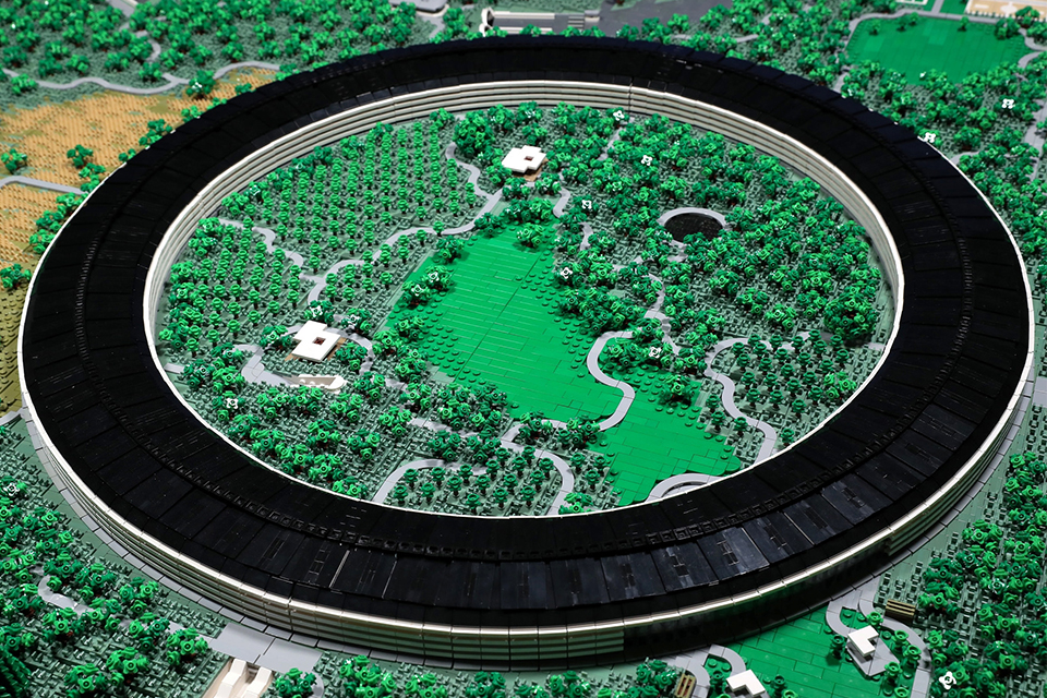 Imagem de Designer reproduz miniatura do Apple Park com peças de Lego no tecmundo