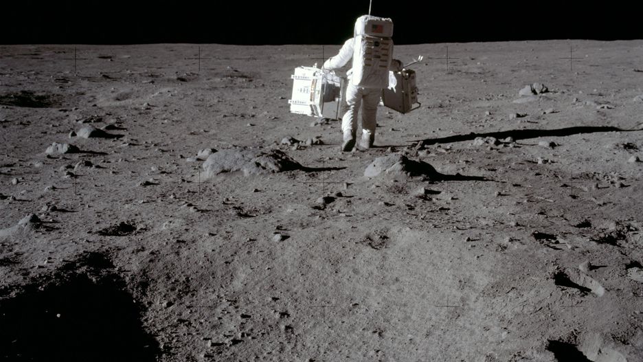 Buzz Aldrin carrega equipamentos enquanto caminha pela Lua em foto tirada por Neil Armstrong na missão Apollo 11