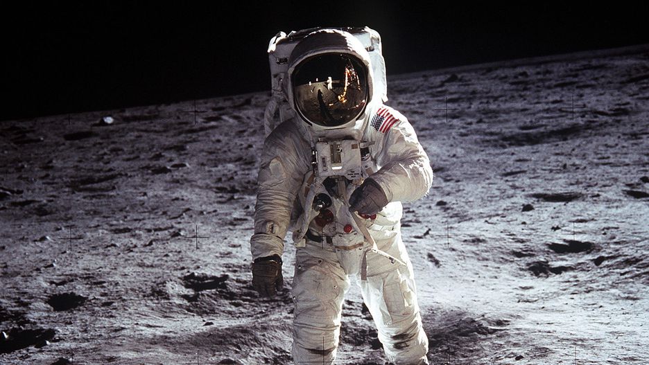 Uma das fotos mais famosas do primeiro pouso na Lua tem como protagonista Buzz Aldrin, o segundo homem a pisar no nosso satélite. A foto foi tirada novamente por Neil Armstrong, o primeiro a realizar essa proeza.