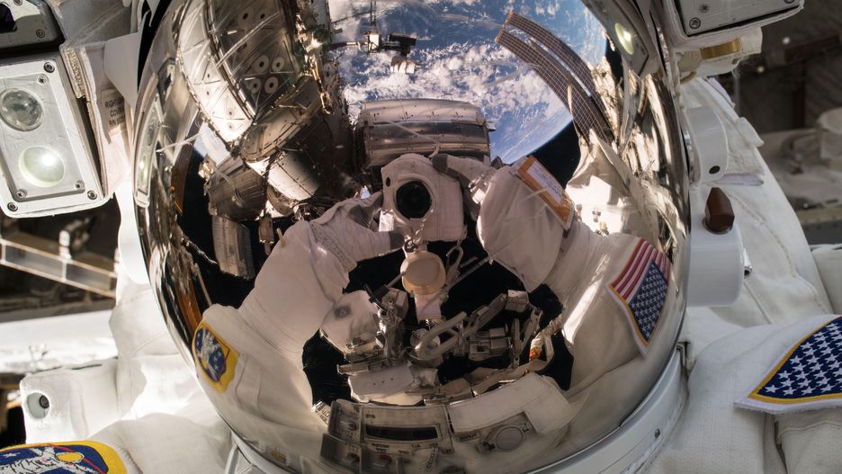 A selfie espacial de Ricky Arnold onde é possível ver a Terra no reflexo de seu capacete. A foto também é de 2018