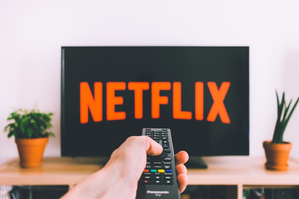 Imagem de Pessoas preferem ver séries favoritas na Netflix ao invés da TV, diz estudo no tecmundo