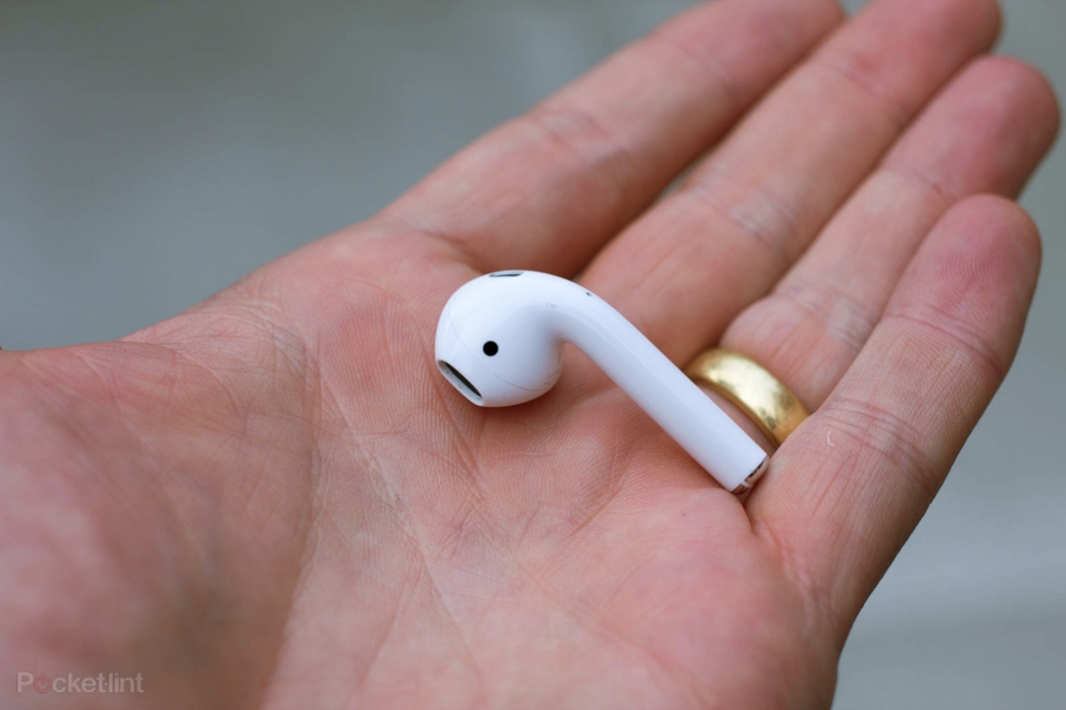 Imagem de Fake news: não há nenhum alerta científico sobre AirPods causarem câncer no tecmundo