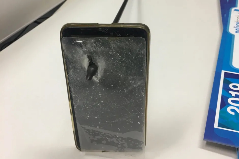 Imagem de Homem é salvo de flechada usando smartphone como escudo no tecmundo