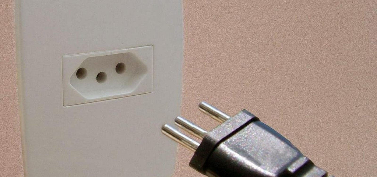 Imagem de Governo Bolsonaro avança para acabar com a tomada de três pinos no tecmundo